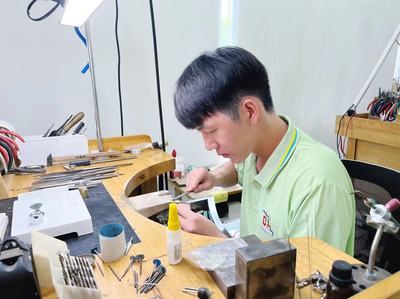 他是珠宝加工世界赛的国家队选手 &ldquo;00&rdquo;后凭巧手艺在国际赛场上勇夺金牌
